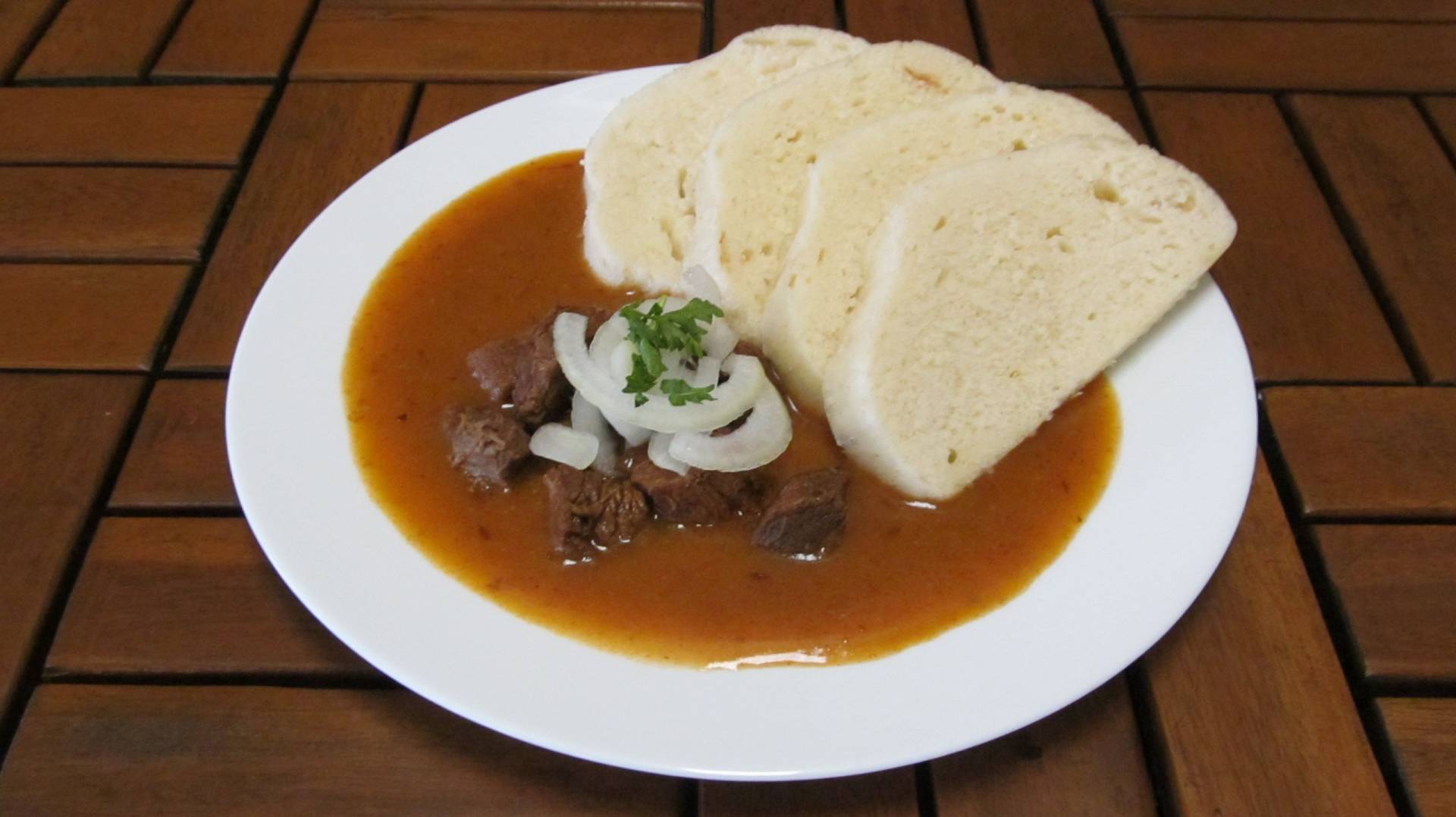 vepřový guláš, houskové knedlíky