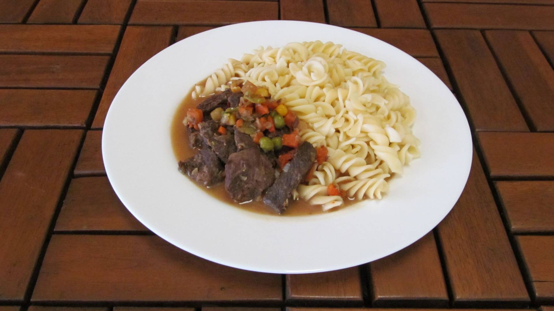 hovězí kostky na zelenině, těstoviny