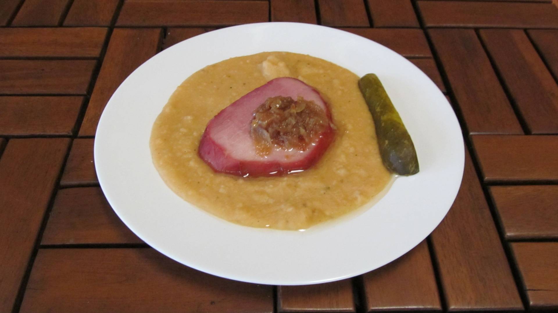 hrachová kaše s cibulkou, uzené maso, chléb