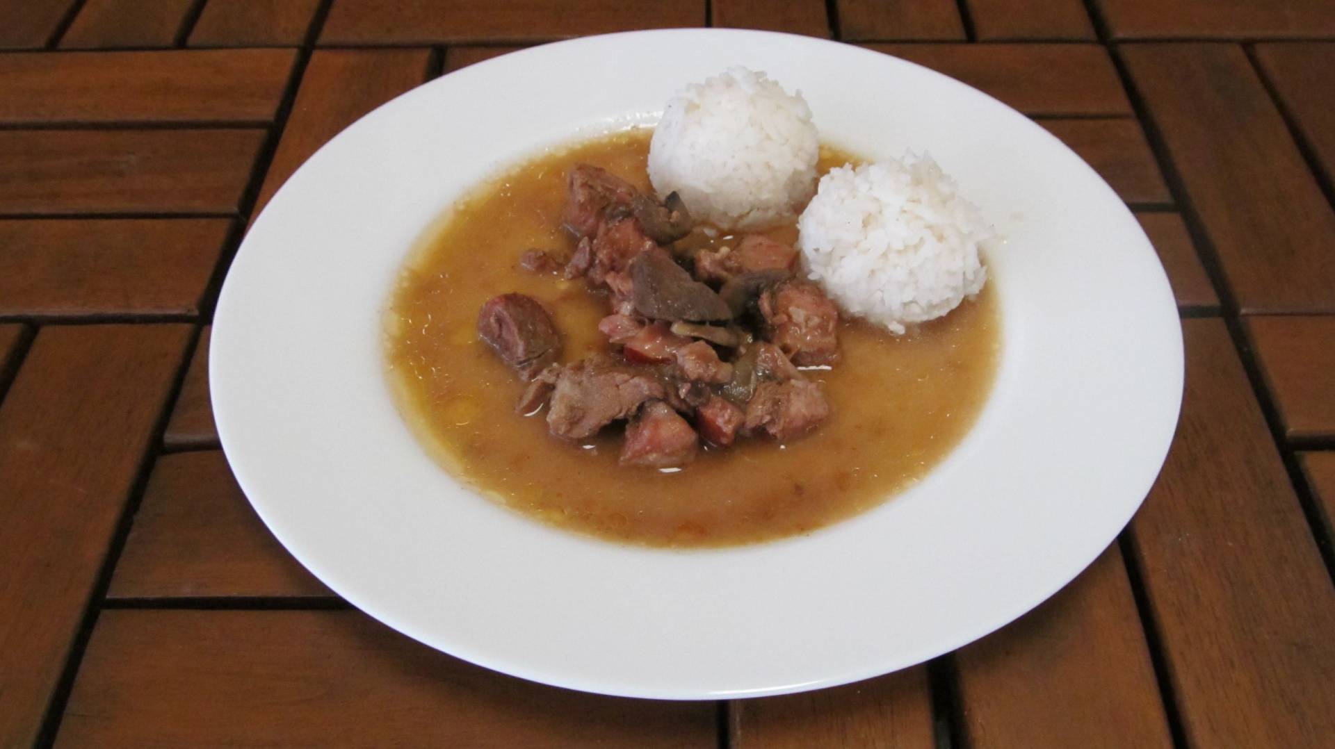 husitská směs ( vepřové maso, játra, klobása, žampiony ), dušená rýže s petrželí