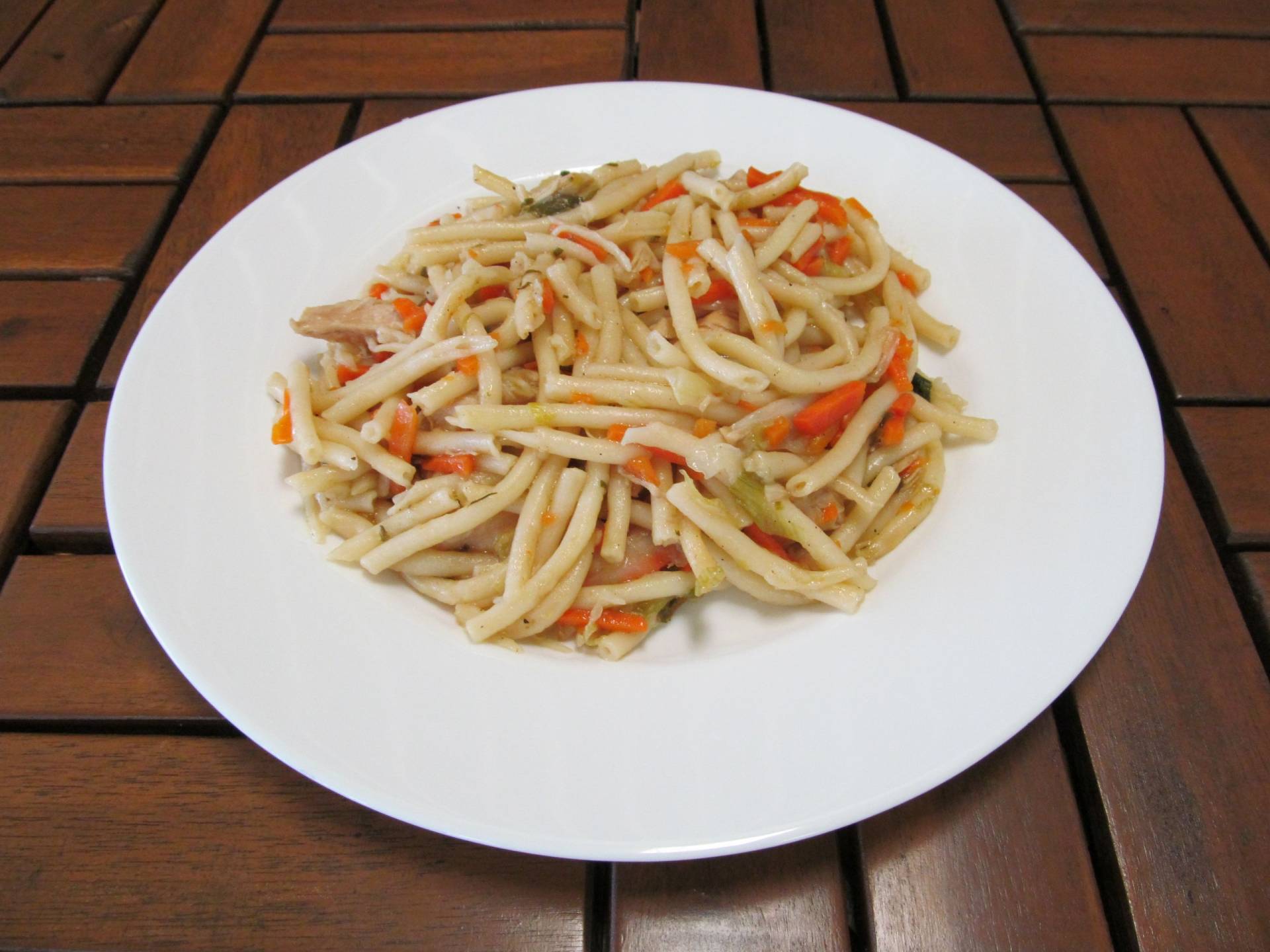 kantonské nudle ( kuřecí maso, hlávkové zelí )