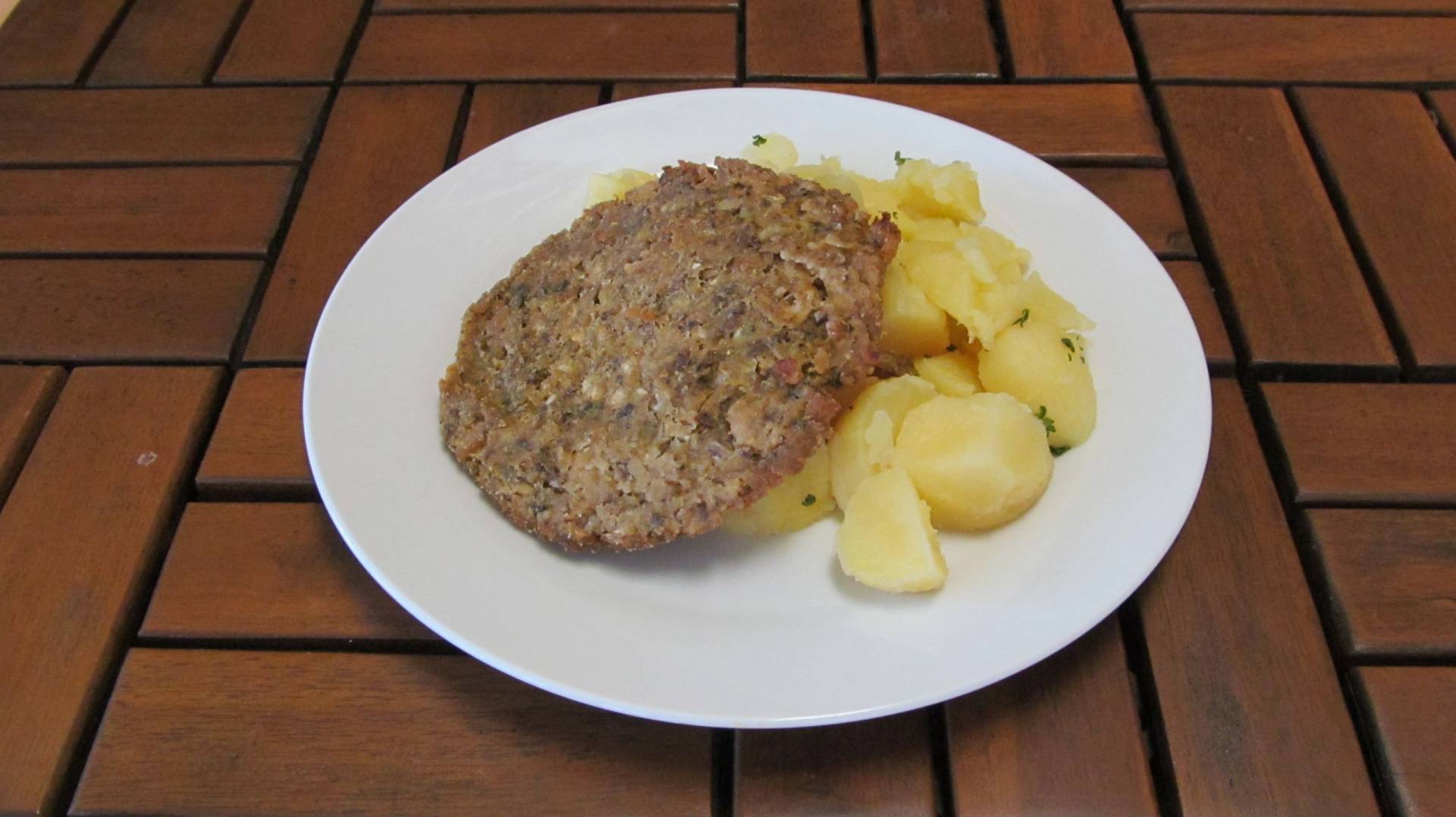 kapustové karbenátky ( kapusta, uzenina ), brambory s máslem