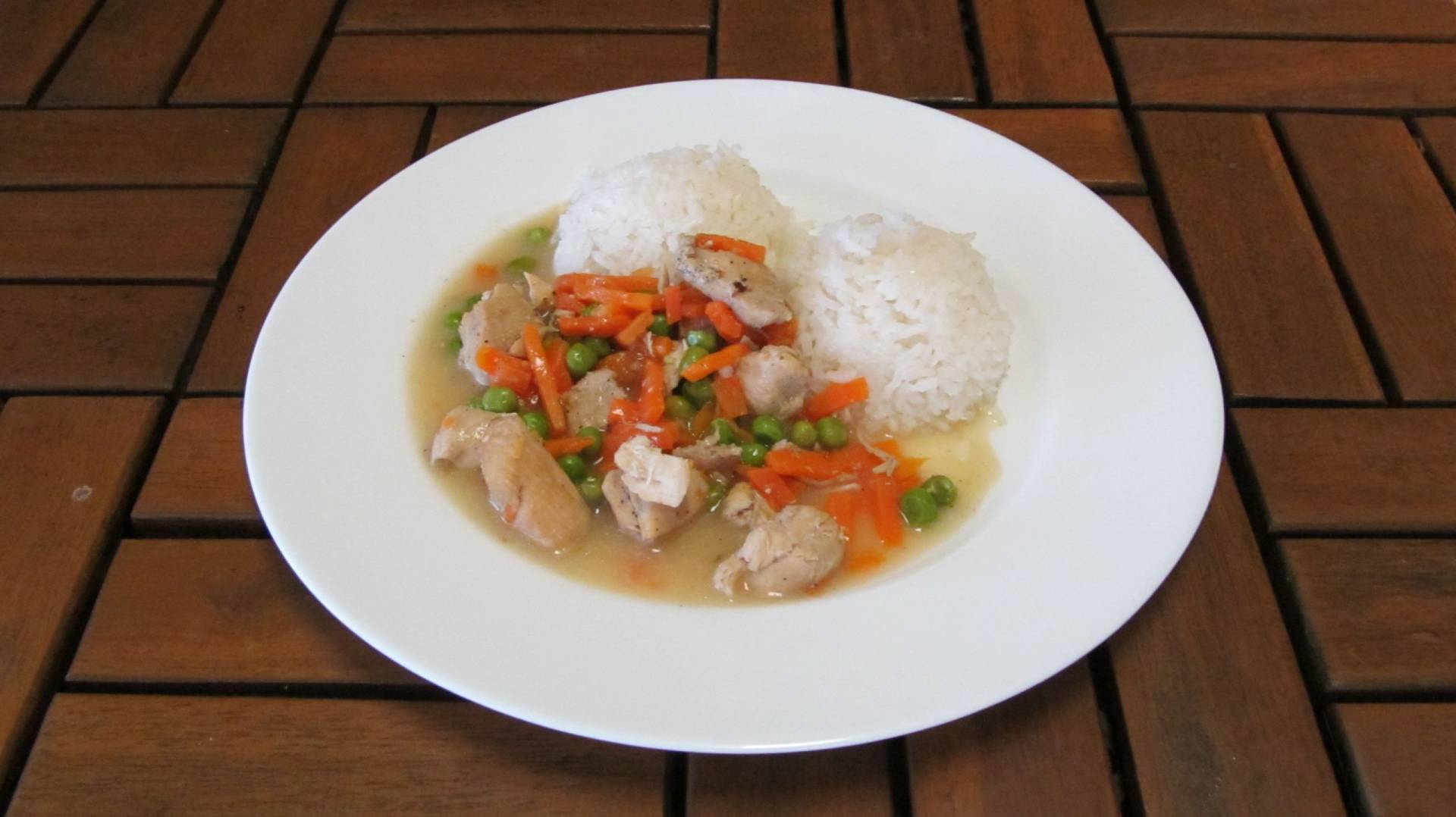 kuřecí maso s hráškem a mrkví