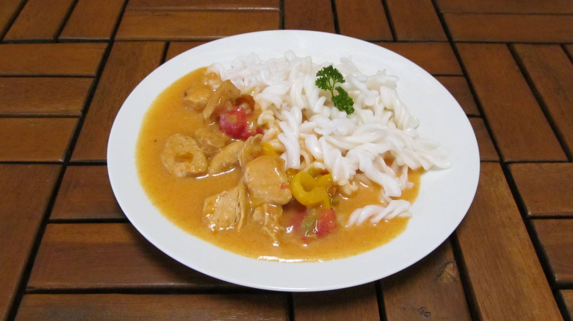 kuřecí paprikáš, rýžová vřetena s kurkumou