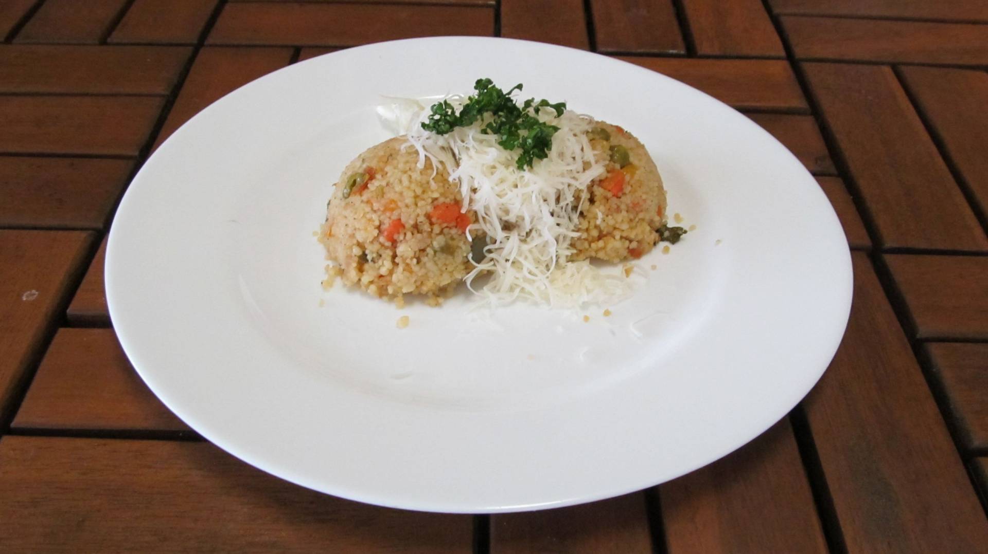 kuskusové rizoto se zeleninou a tofu( bezmasé ), sypané sýrem