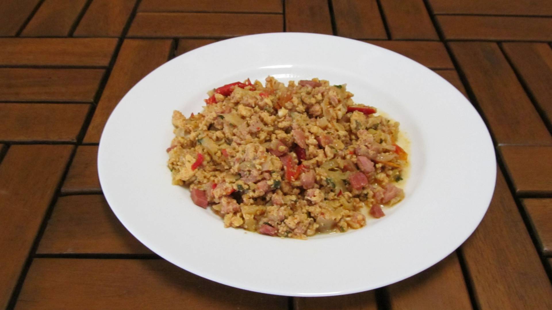 lečo s vejci a uzeninou