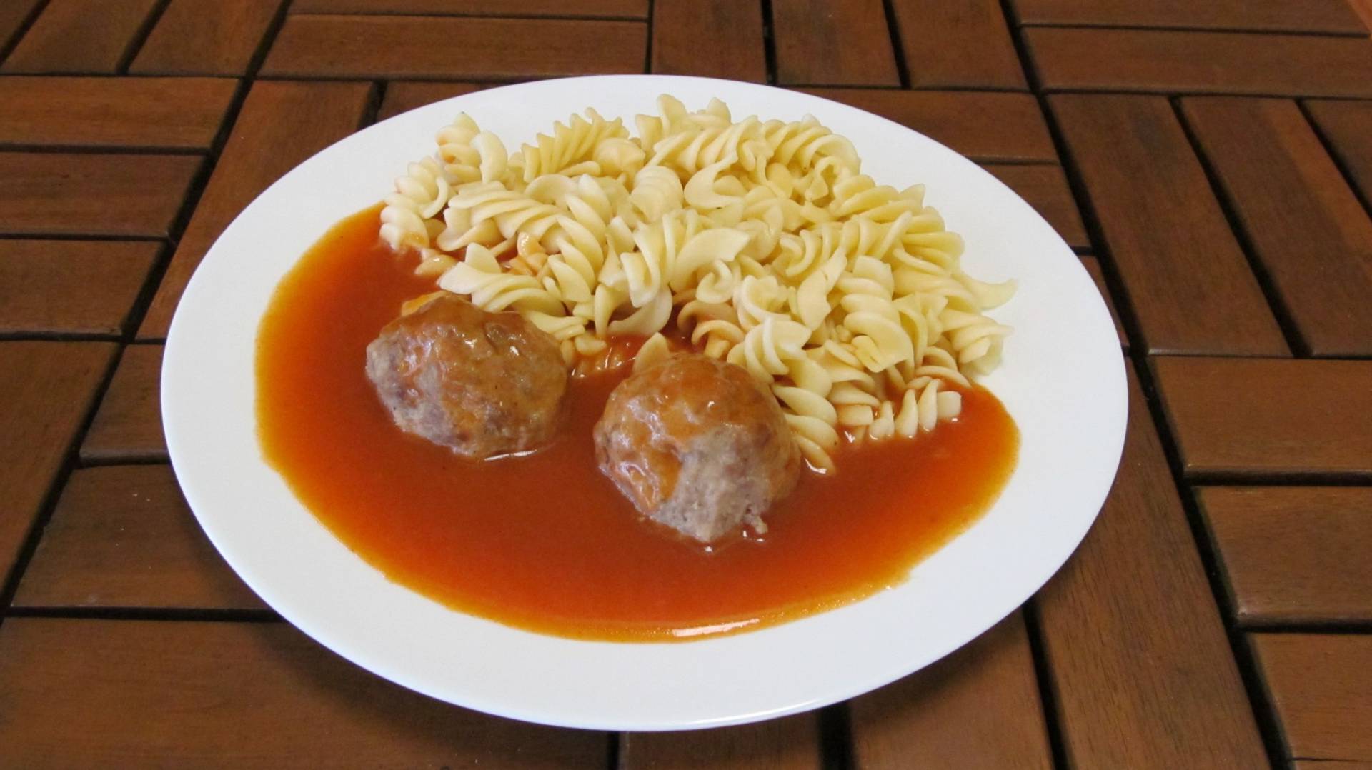 masové koule, rajská omáčka, těstoviny