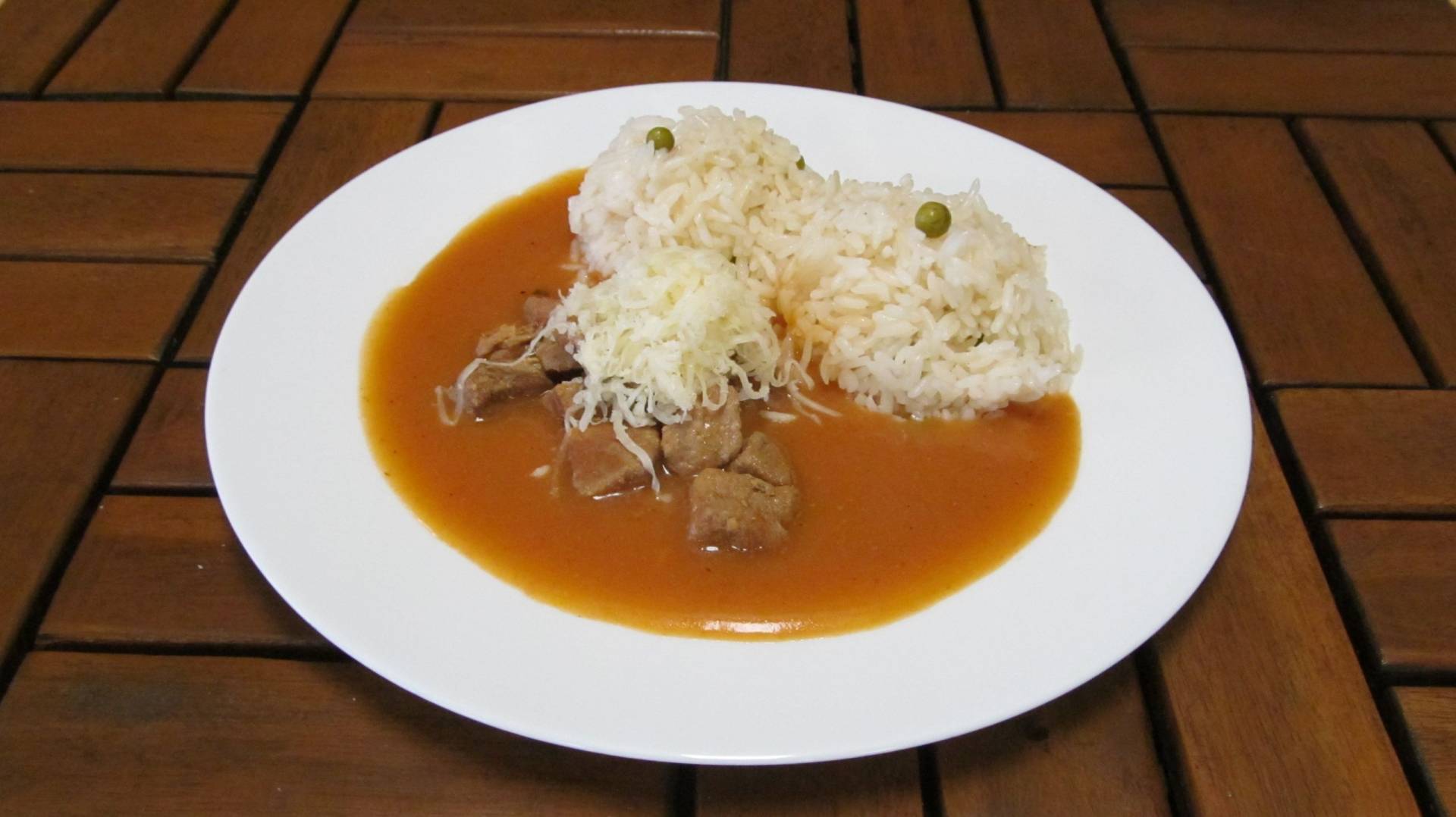 mexický guláš ( hovězí maso, hrášek)