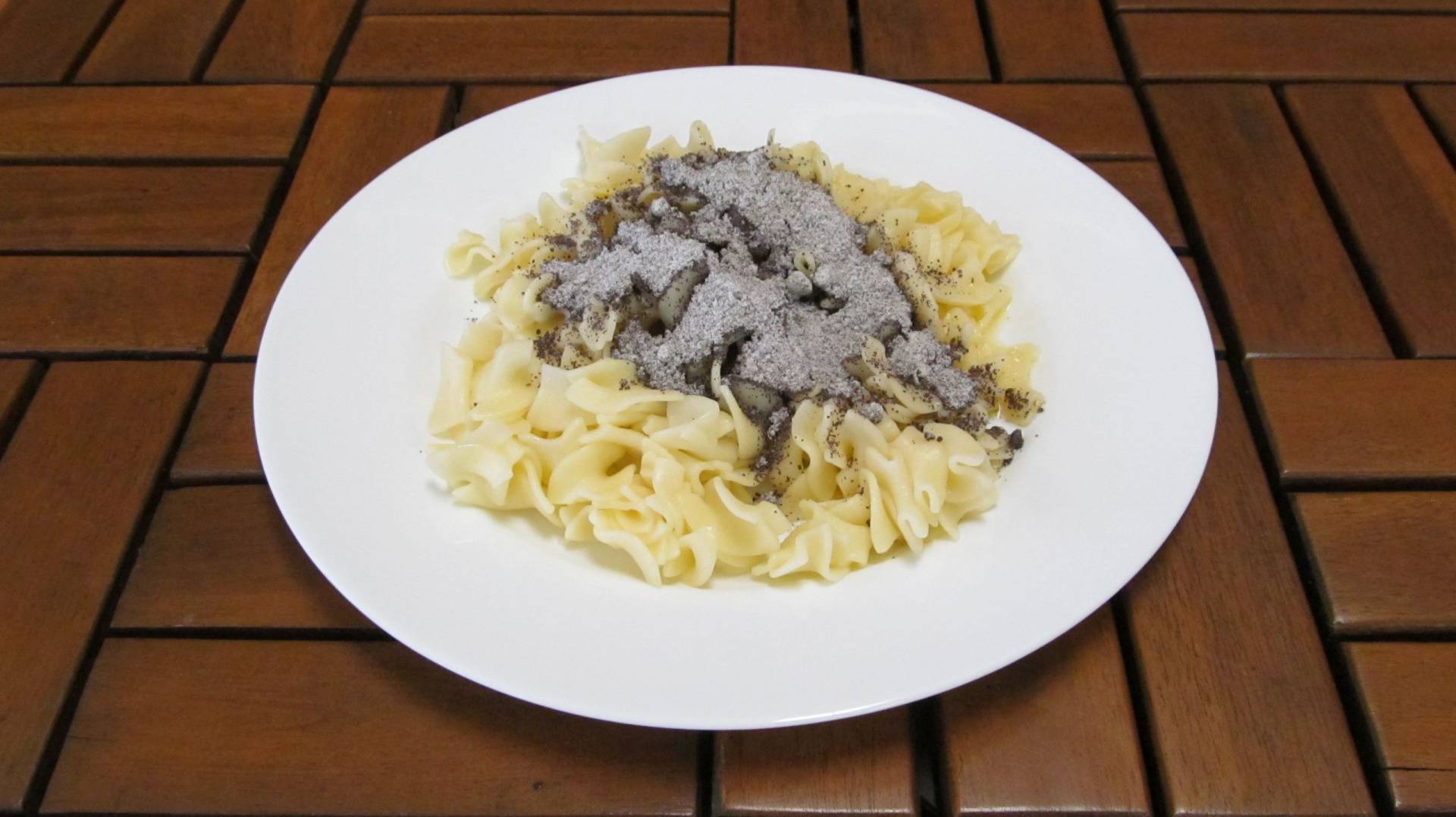 nudle s mákem přelité máslem