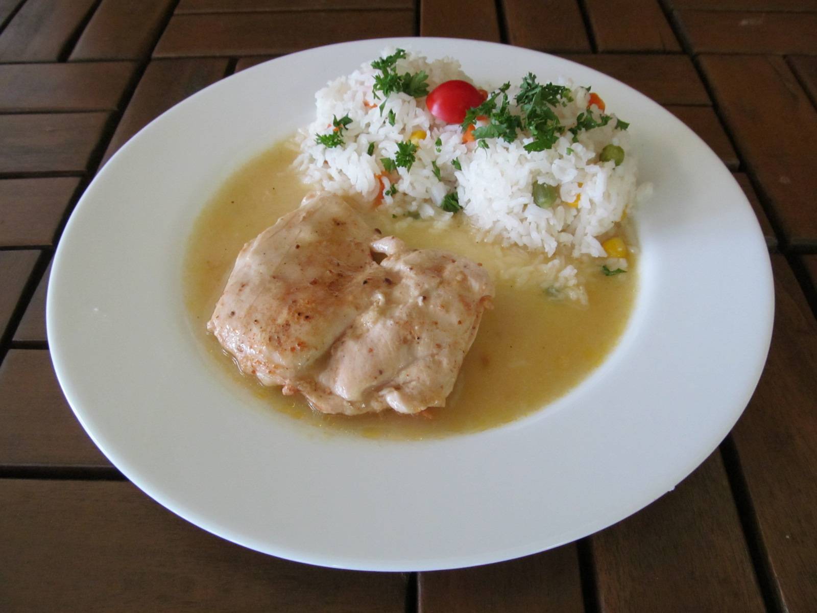 přírodní kuřecí řízek, dušená rýže