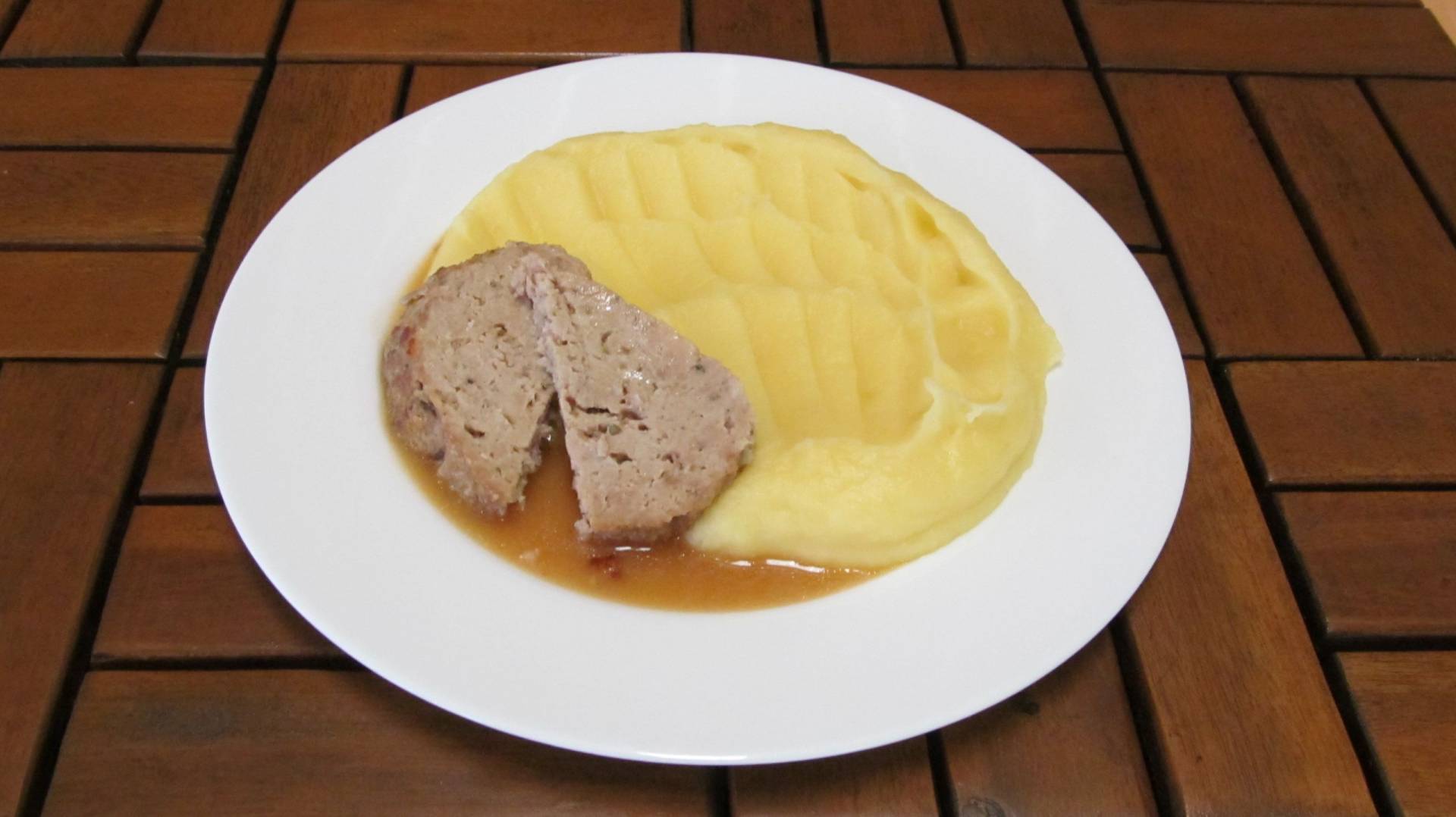 sekaná pečeně, šťouchané brambory