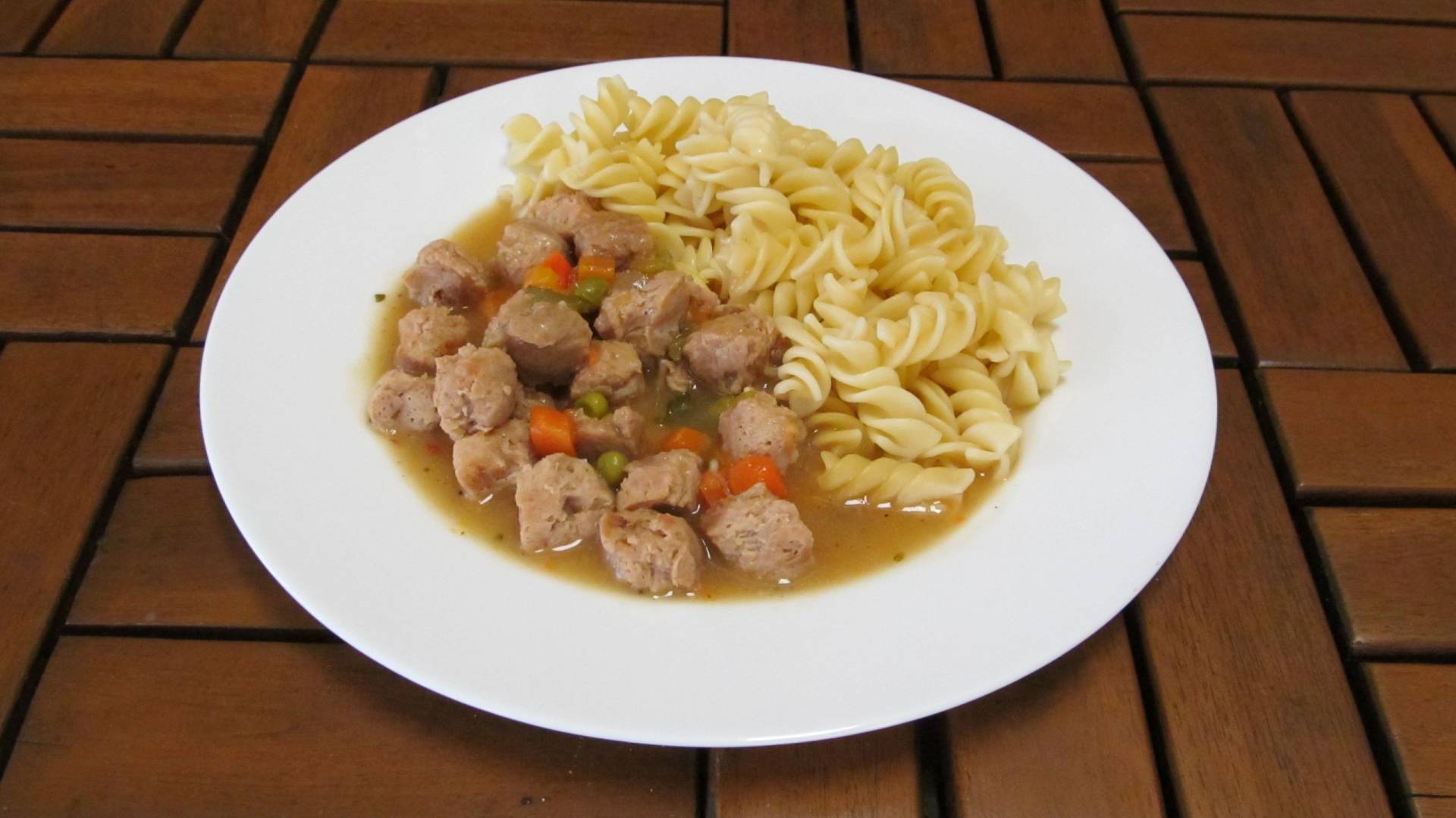 sojové kostky na zelenině, těstovinové krucánky