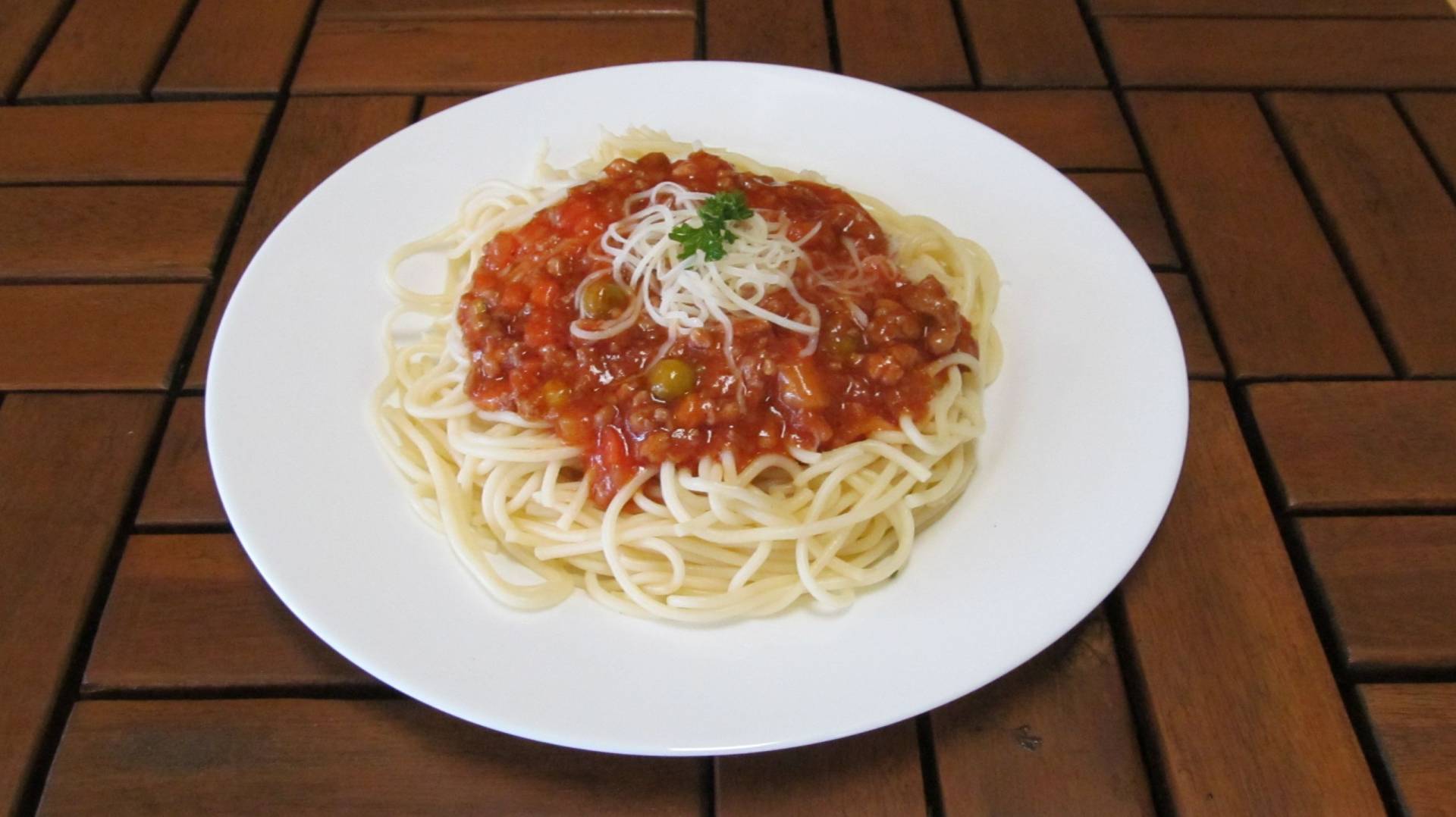 špagety s vepřovým masem se zeleninou a sýrem