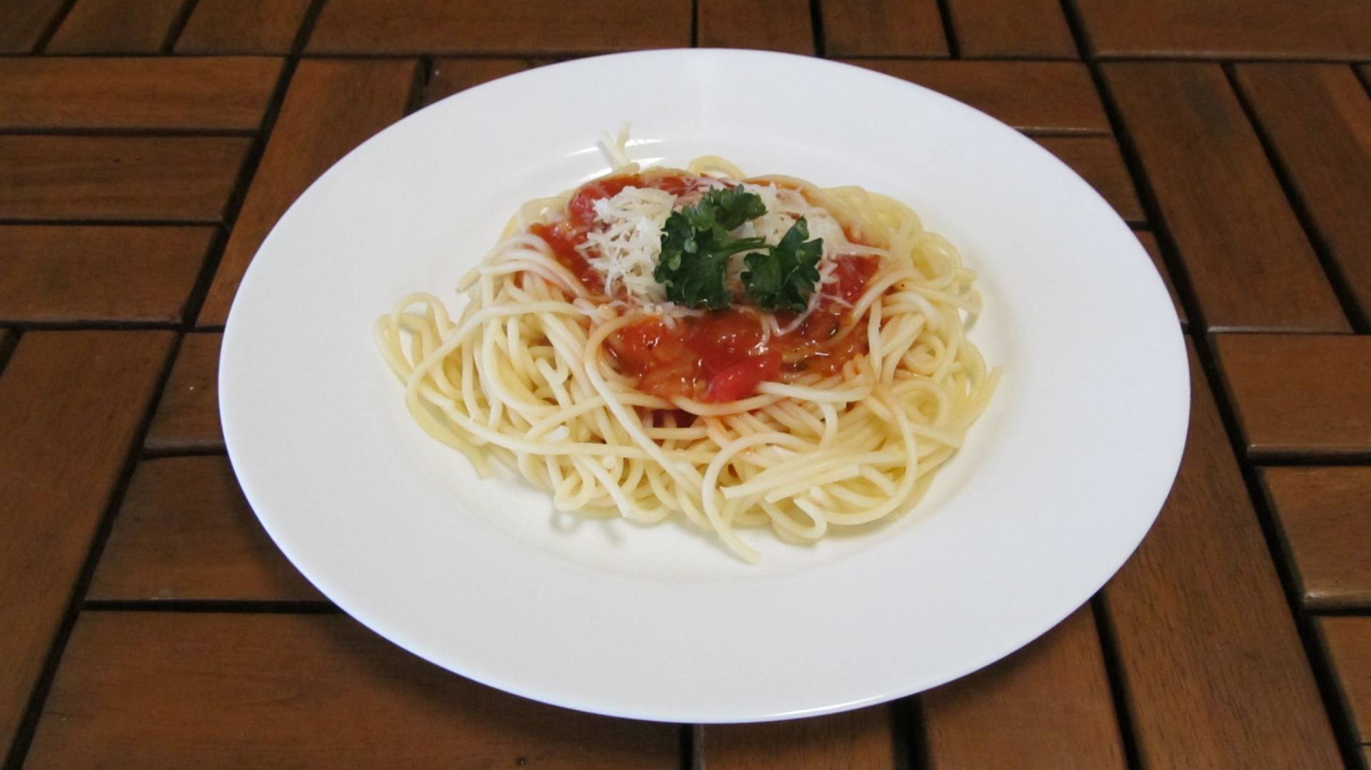 špagety s neapolskou omáčkou sypané sýrem a parmazánem ( bezmasé)