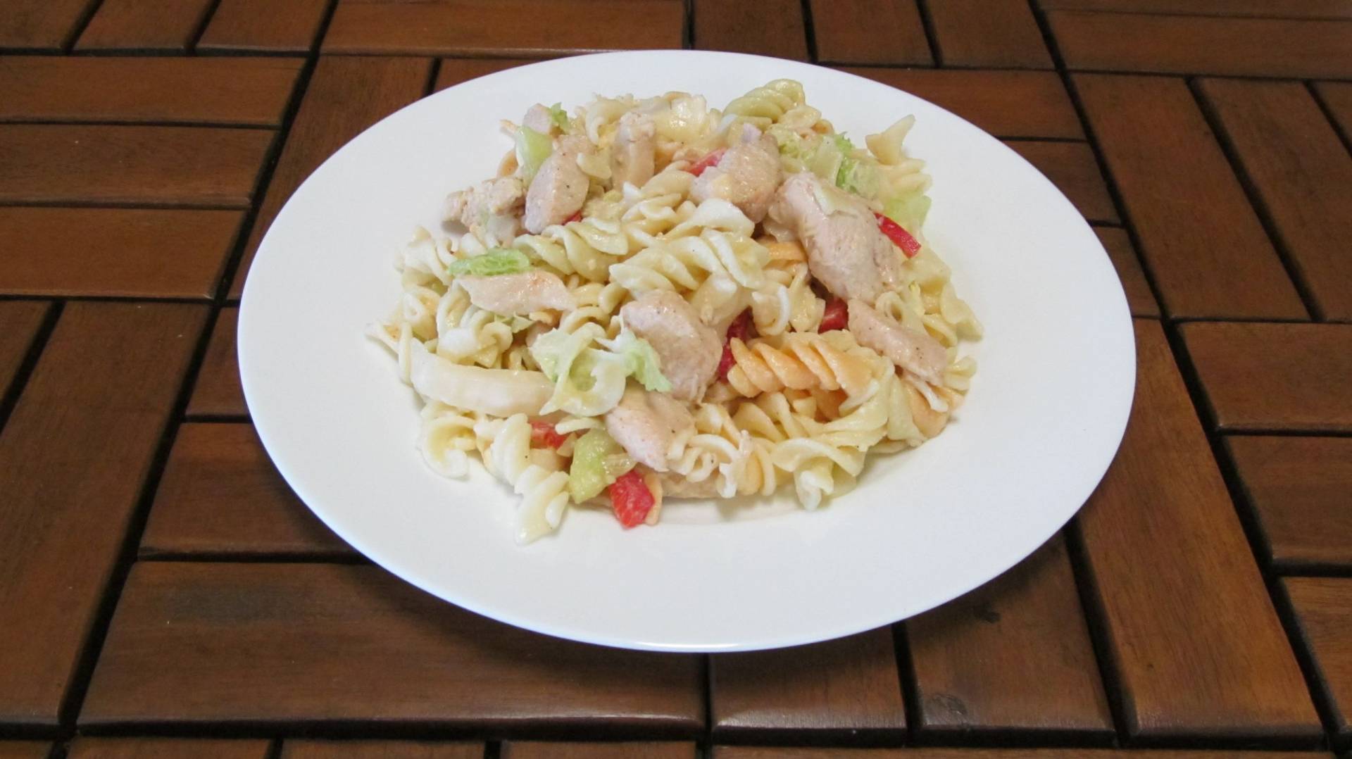 těstovinový salát s kuřecím masem a zeleninou