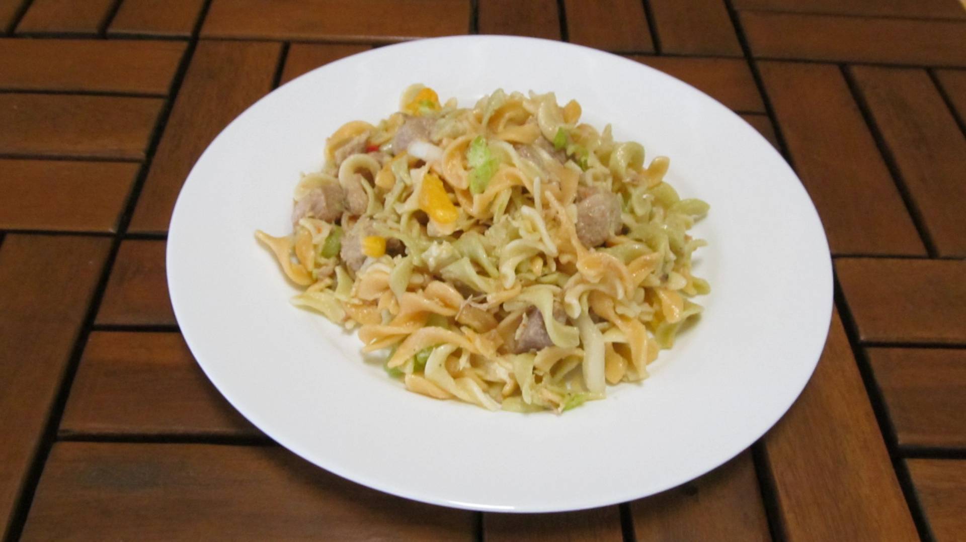 těstovinový salát s vepřovým masem a zeleninou