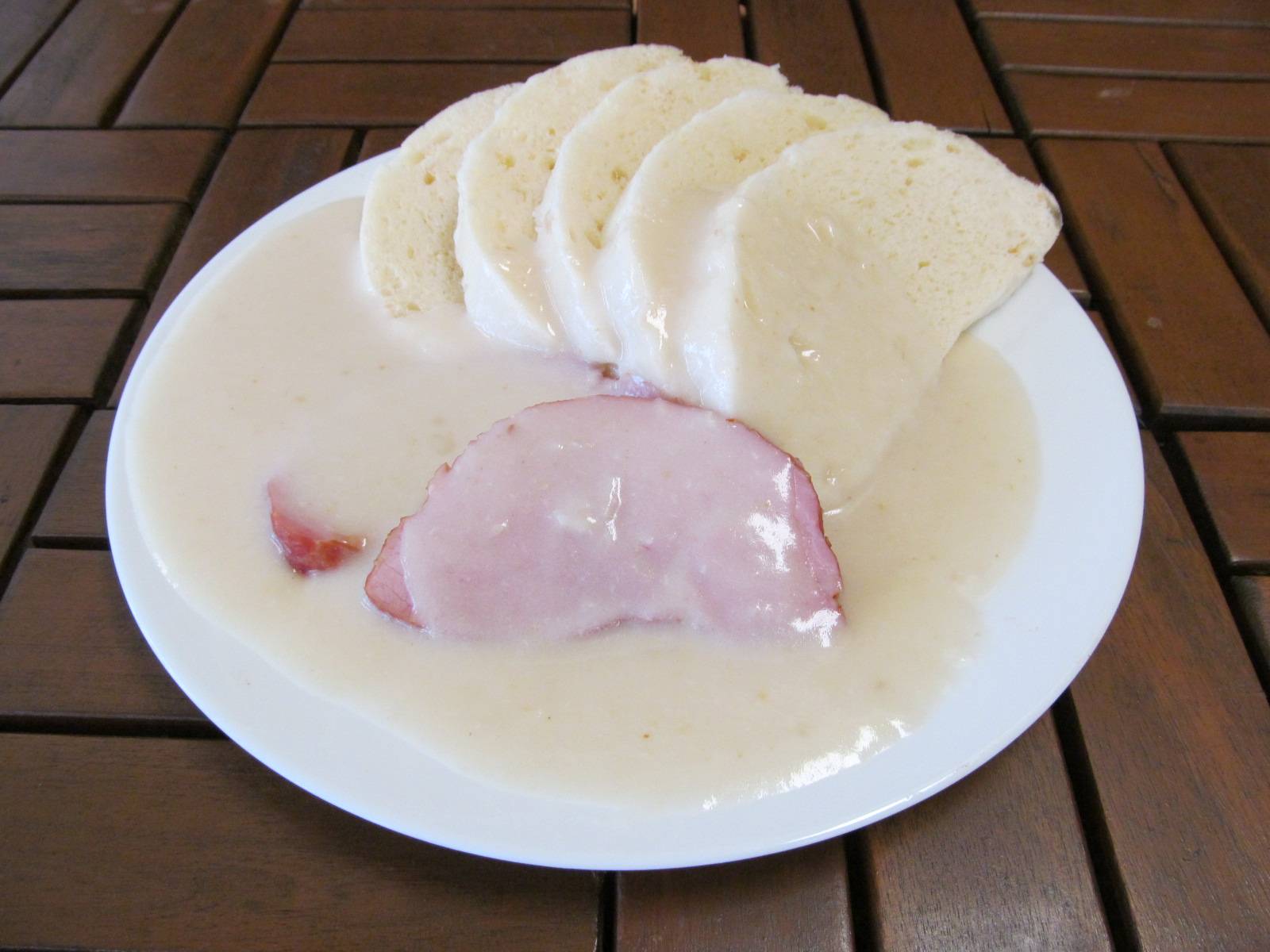 uzené maso, křenová omáčka, houskové knedlíky