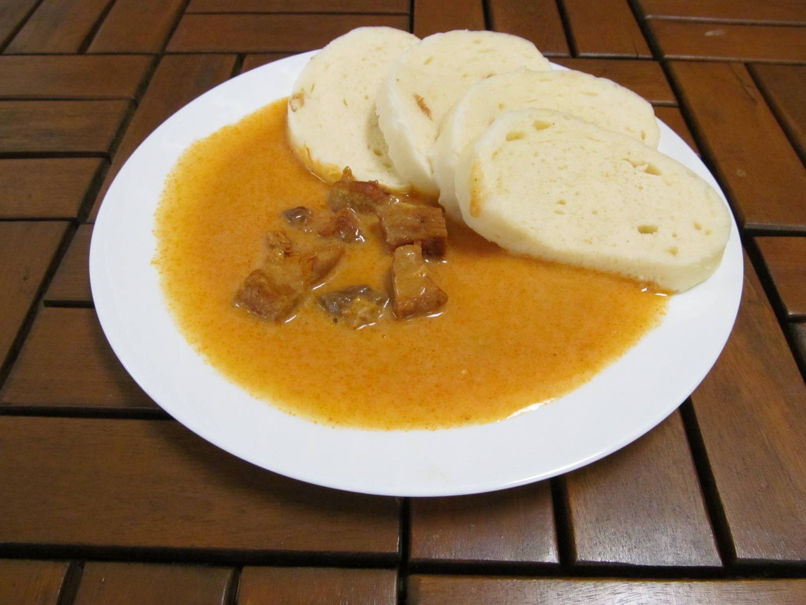 vepřové na paprice, houskové knedlíky