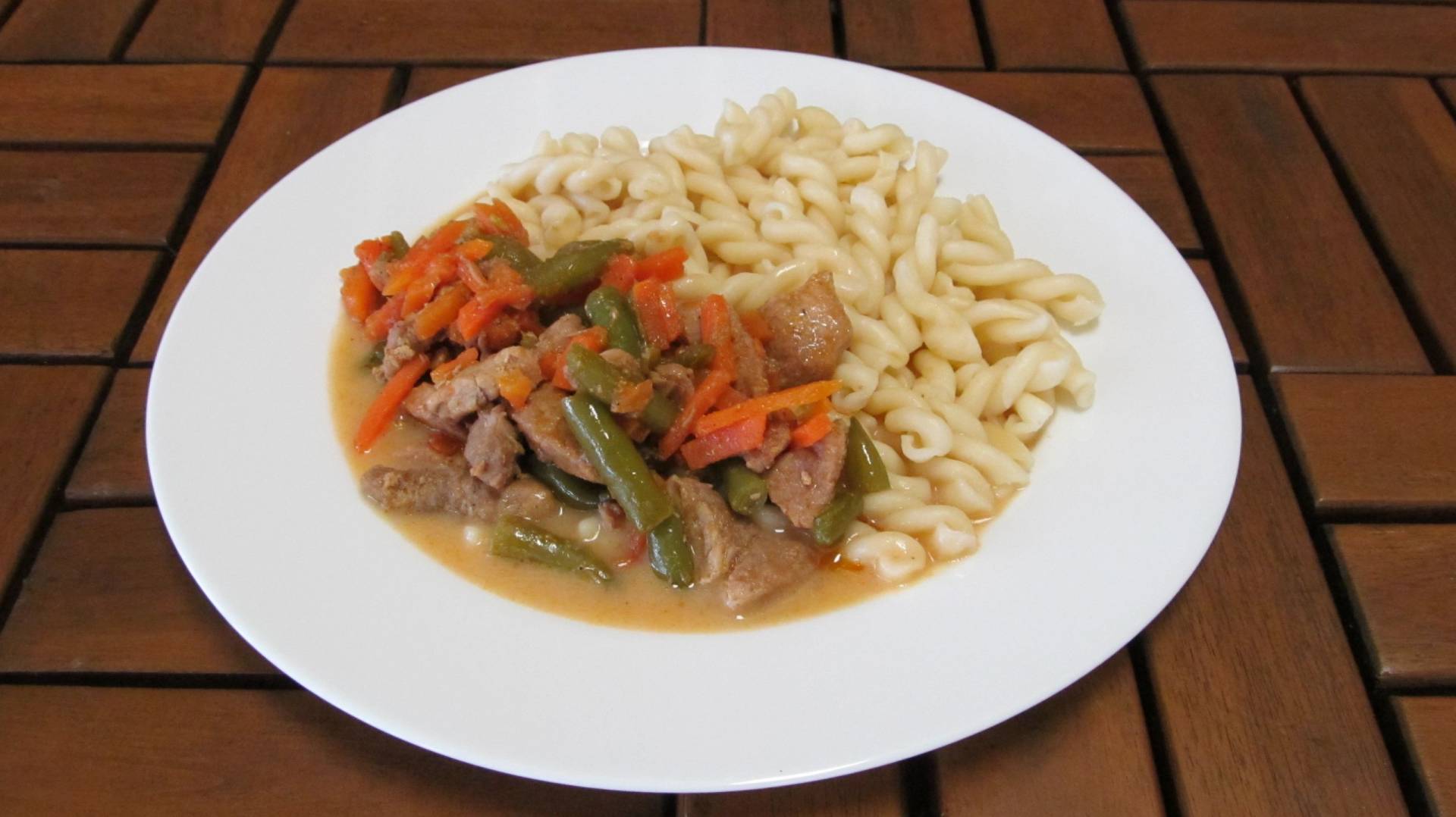 Vepřové nudličky se zeleninou, Těstoviny