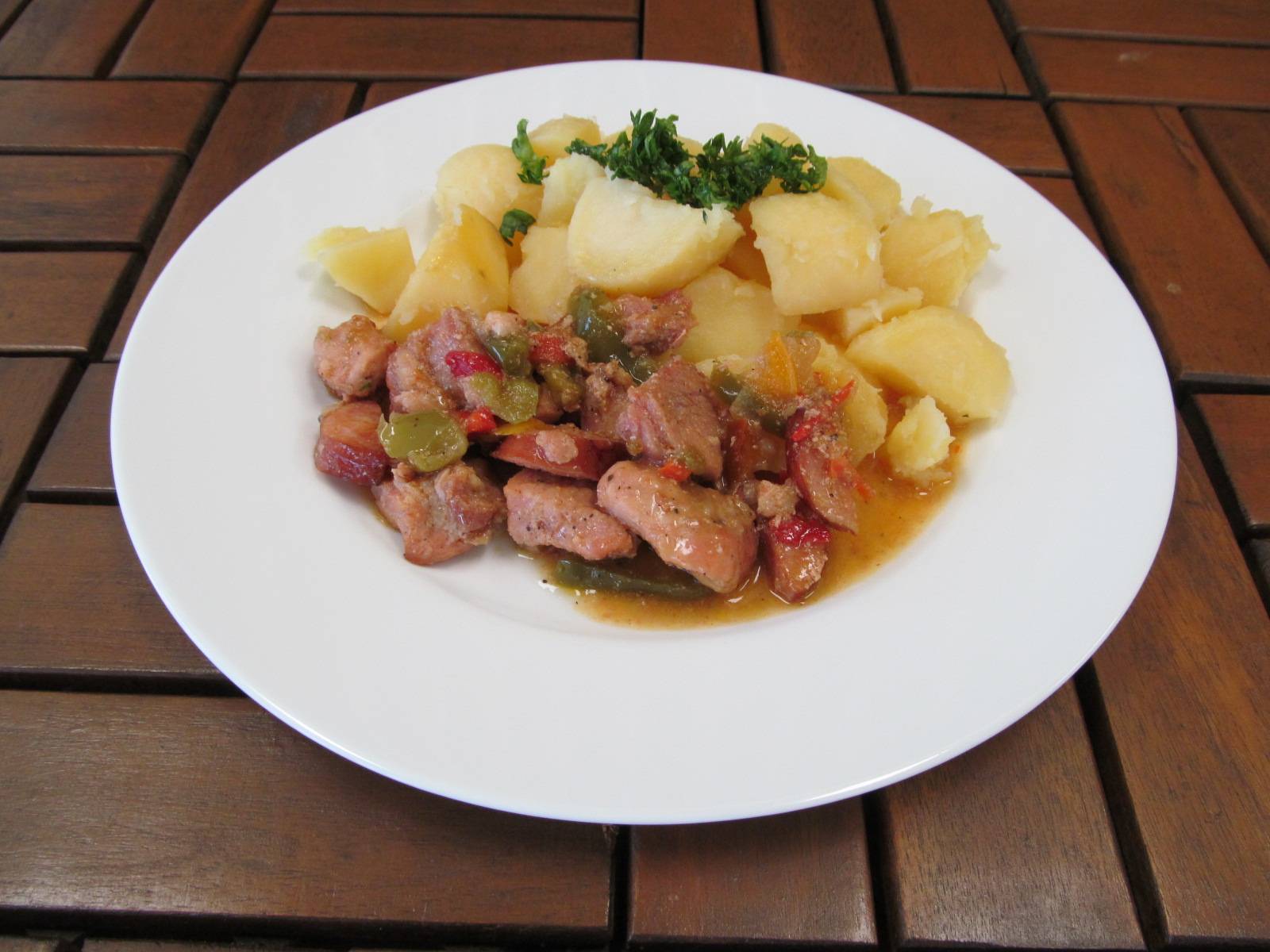 vepřové ražniči na plechu, vařené brambory