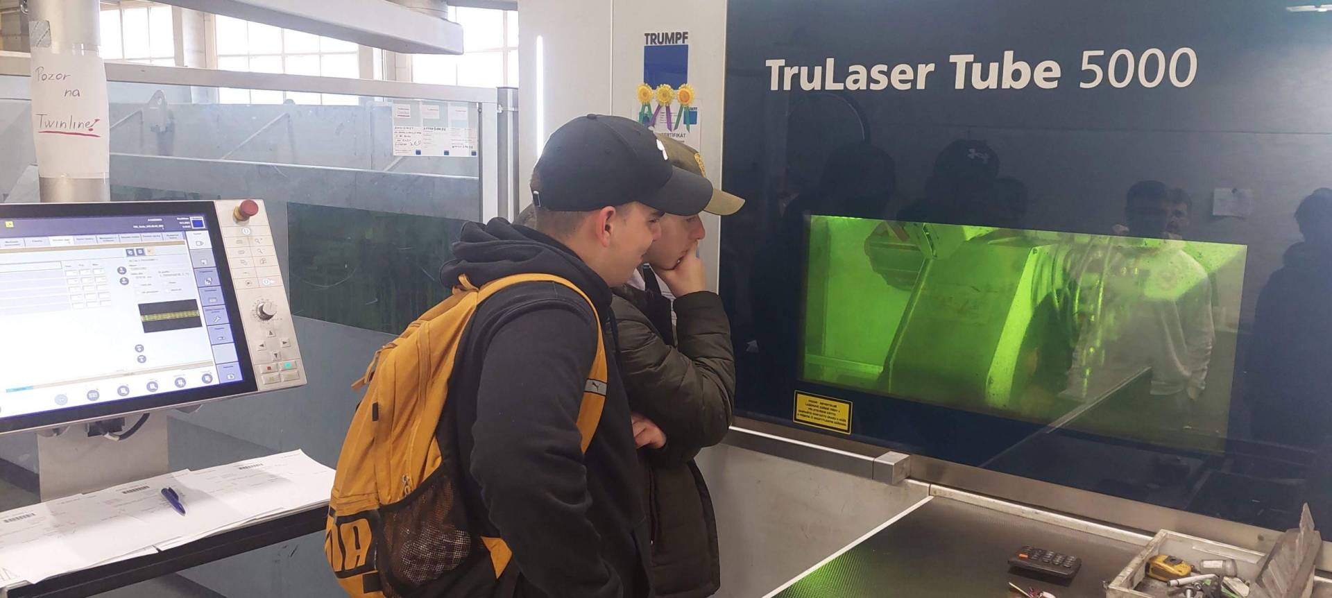 Exkurze do továrny, kde se vyrábí koloběžky Kostka