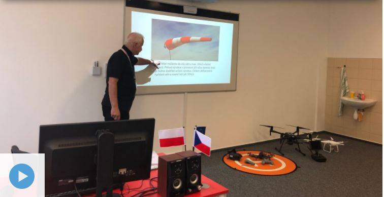 Studenti jesenické průmyslovky se učí létat s drony.