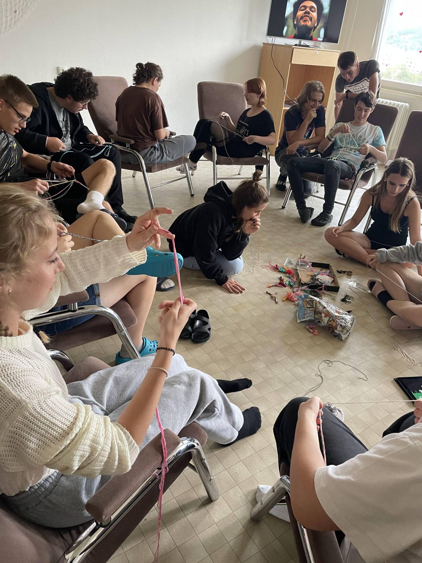 SEZNAMOVACÍ HRY A PLETENÍ NÁRAMKŮ PŘÁTELSTVÍ NA INTRU!