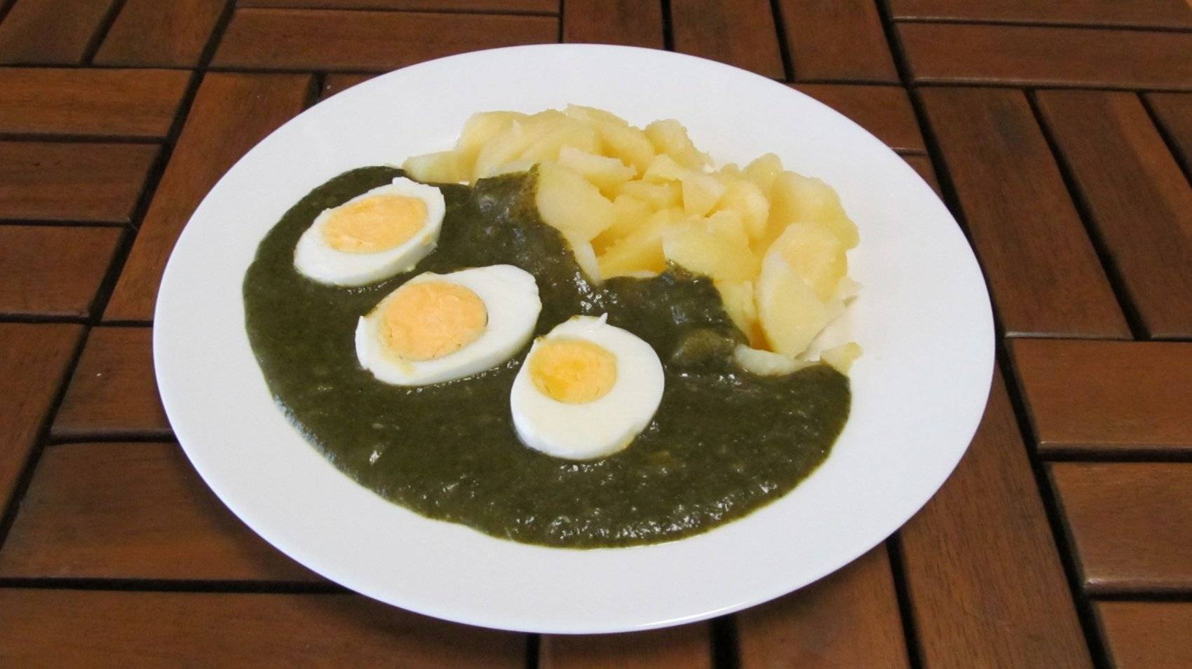 dušený špenát, vařené vejce, brambory