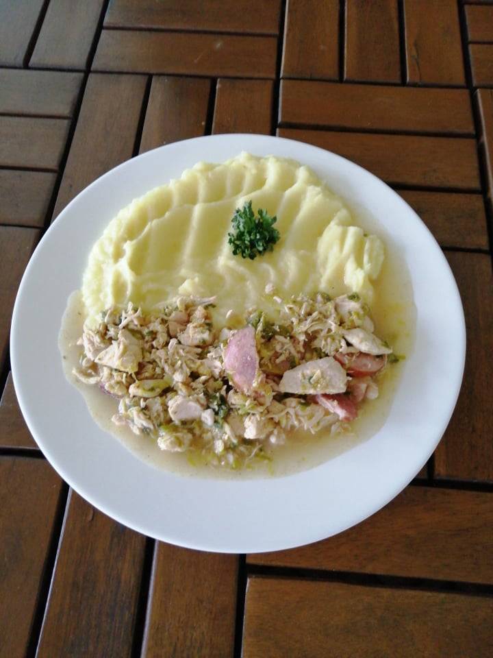 kuřecí masová směs rožněná ( pórek, uzenina ), vařené brambory