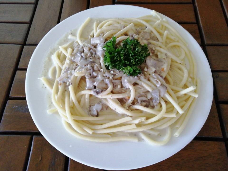 makarony se sýrovou omáčkou a žampiony