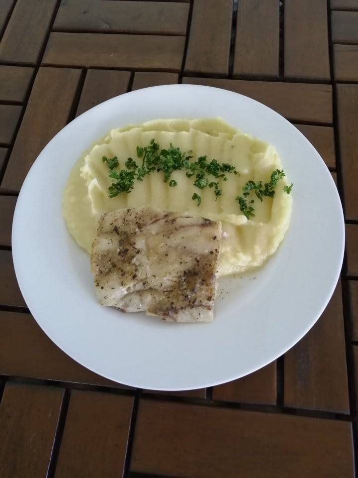 treska na bylinkách, bramborová kaše