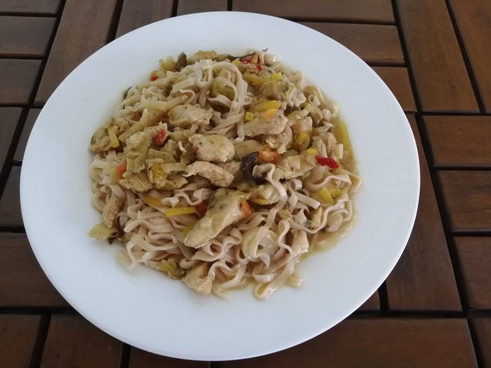 Instantní nudle s kuřecím masem a zeleninou