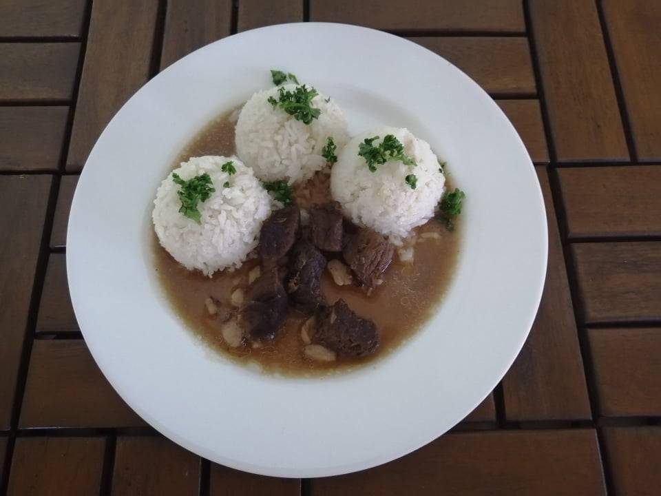 hovězí kostky na slanině, jasmínová rýže
