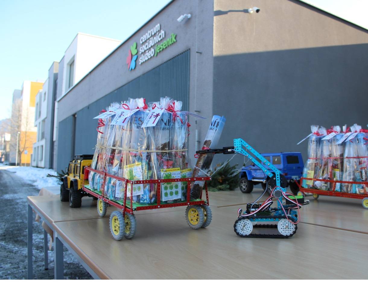 Průmyslovka nadělila seniorům mikulášskou nadílku