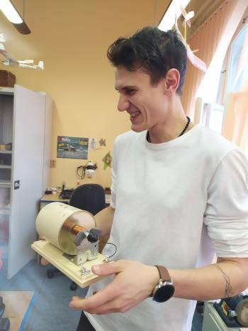 Fyzikář David Pišek sestrojil funkční Bellův telefon